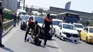 Kadıköy'de hareketli anlar! Kaçan sürücü çarptığı polisleri yaraladı! Lastikleri patlatılarak yakalandı