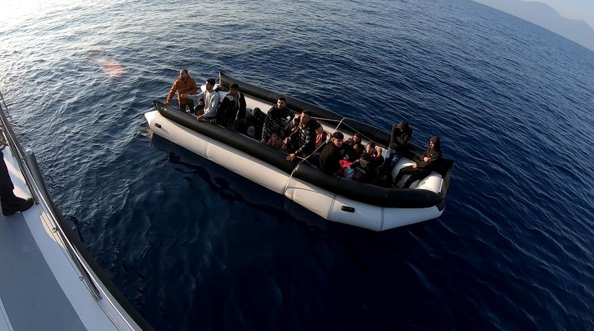 Kuşadası açıklarında 26 düzensiz göçmen kurtarıldı