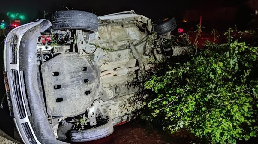 Düzce'de devrilen otomobildeki 2 kişi yaralandı