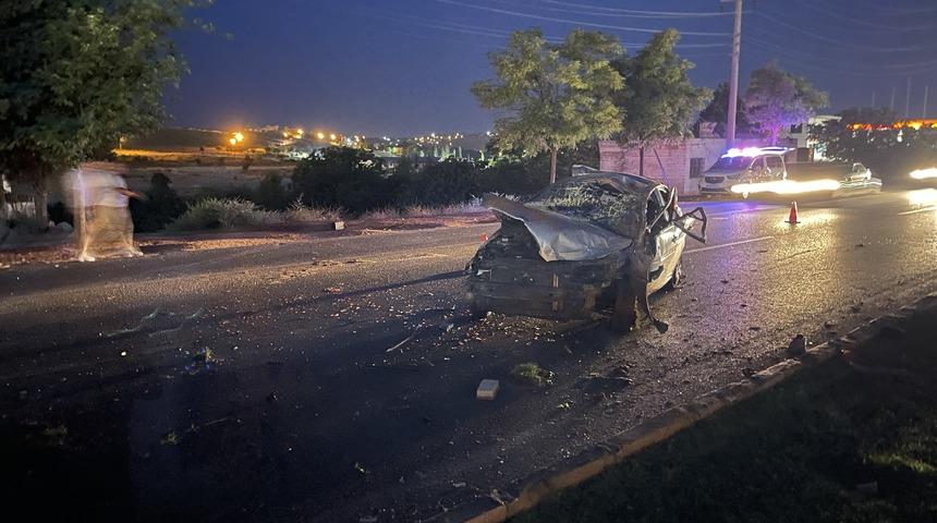 Gaziantep'te refüje çarparak takla atan otomobildeki 3 kişi yaralandı