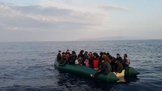 İzmir açıklarında 44 düzensiz göçmen kurtarıldı