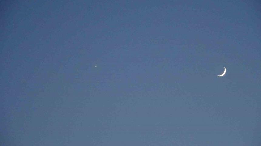 Ay ile yıldızın gökyüzünde buluşması Taksim’de böyle görüntülendi