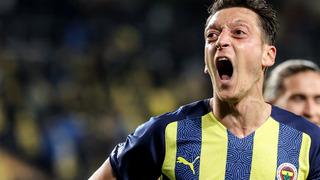 Mesut Özil futbol dünyasına geri dönüyor! Daha fazla ayrı kalamadı...