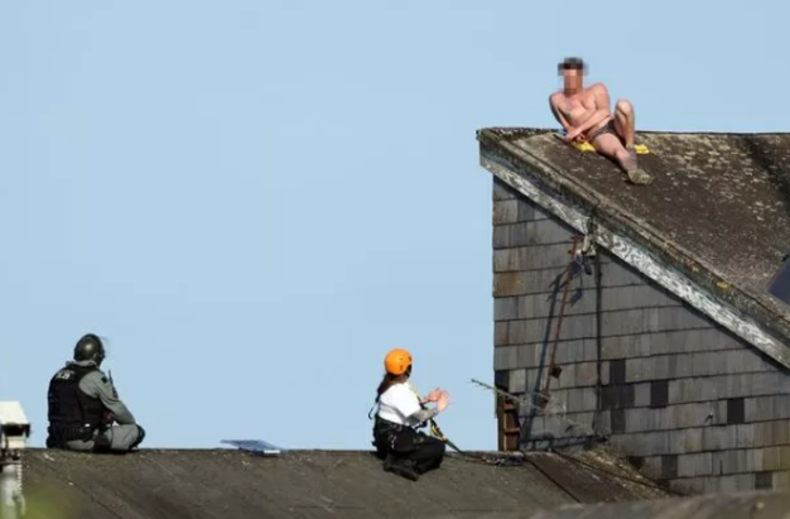 Mahkum yarı çıplak hapishanenin çatısına çıkıp protesto yaptı! Güneşlenir gibi uzandı... Polisler ikna etmek için saatlerce uğraştı G1