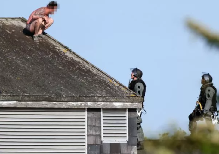 Mahkum yarı çıplak hapishanenin çatısına çıkıp protesto yaptı! Güneşlenir gibi uzandı... Polisler ikna etmek için saatlerce uğraştı G2