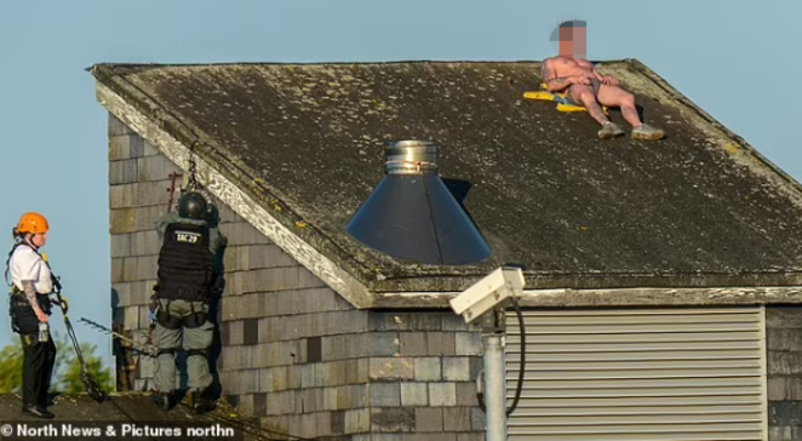 Mahkum yarı çıplak hapishanenin çatısına çıkıp protesto yaptı! Güneşlenir gibi uzandı... Polisler ikna etmek için saatlerce uğraştı G3