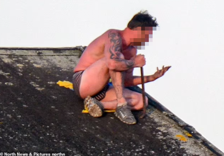 Mahkum yarı çıplak hapishanenin çatısına çıkıp protesto yaptı! Güneşlenir gibi uzandı... Polisler ikna etmek için saatlerce uğraştı G4