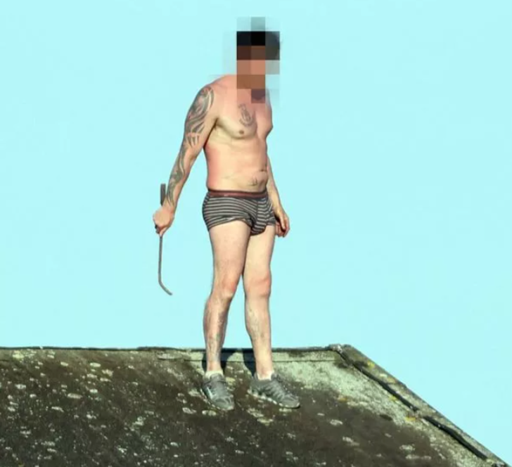 Mahkum yarı çıplak hapishanenin çatısına çıkıp protesto yaptı! Güneşlenir gibi uzandı... Polisler ikna etmek için saatlerce uğraştı G5