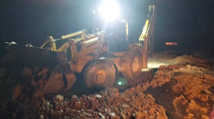 Selin s&uuml;r&uuml;klediği kayalar yolları kapattı