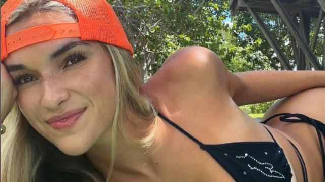 Dünyanın en seksi voleybol yıldızı Kayla Simmons yine çok cesur! Mayosunun askılarını indirip göğüslerini ön plana çıkarttı