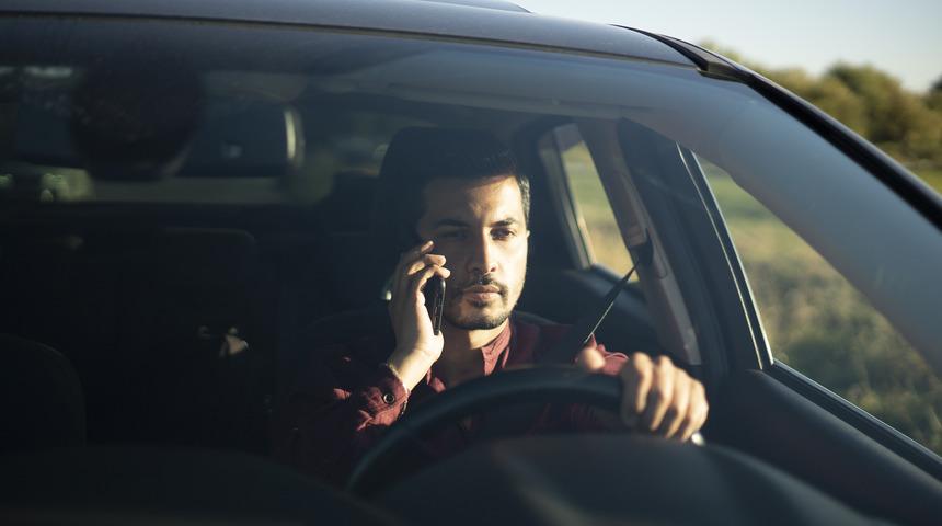 Trafikte telefonla konuşma cezası ne kadar? Araç kullanırken cep telefonu ile konuşmak suç mu?