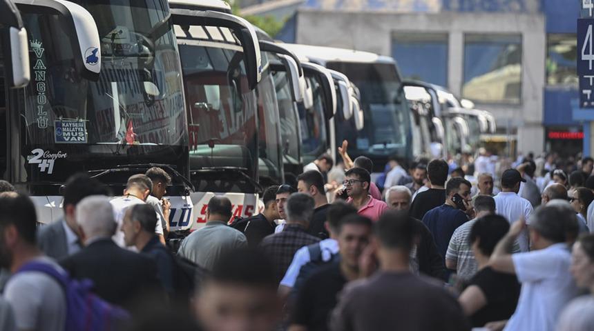 Kurban Bayramı, Büyük İstanbul Otogarı'nda hareketliliği artırdı! 'Ana ve ek seferler doldu, dönüş biletleri de tükendi'