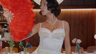 Zeynep Bastık minicik şortu ile kamera önüne geçti! Ev hali olay