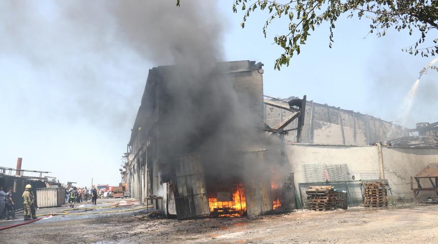 Bursa'da boya kimyasalları fabrikasında çıkan yangın kontrol altına alındı