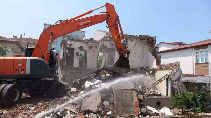 Vatandaşın güvenliği için metruk binalar yıkılıyor