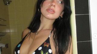 Dua Lipa pembe bikinisiyle arabanın önünde fiziğini sergiledi! Yaşayan en seksi kadın