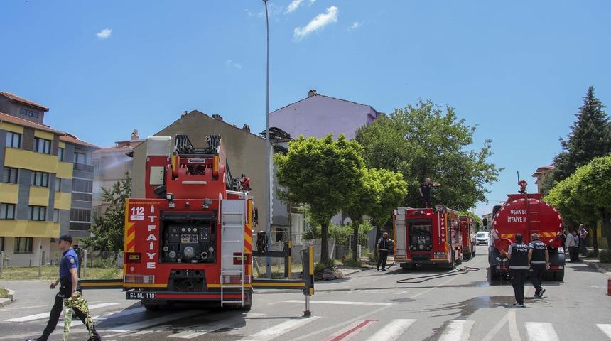 Uşak'ta çatıda çıkan yangın söndürüldü