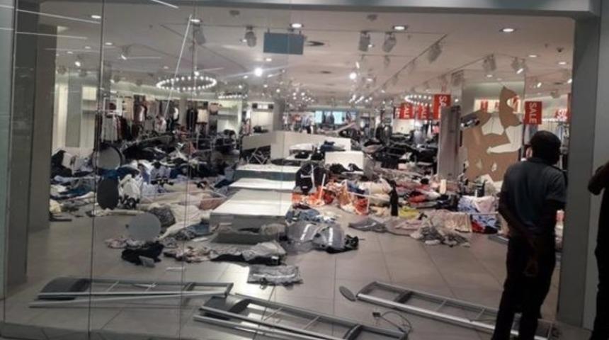 Reklam afişi tepki &ccedil;ekmişti! H&M mağazasına saldırdılar