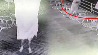 Plajda şaşkına çeviren olay! Havluyla yüzünü gizleyip...