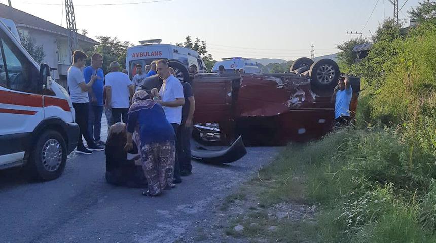 Zonguldak'ta işçileri taşıyan midibüs ile otomobilin çarpıştığı kazada 7 kişi yaralandı