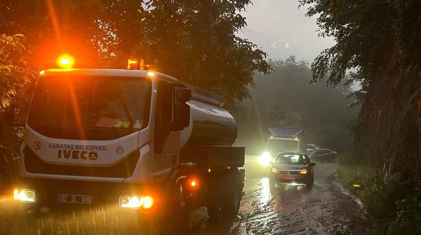 Ordu'da heyelan nedeniyle ulaşıma kapanan üç ilçenin bağlantı yolu ulaşıma açıldı