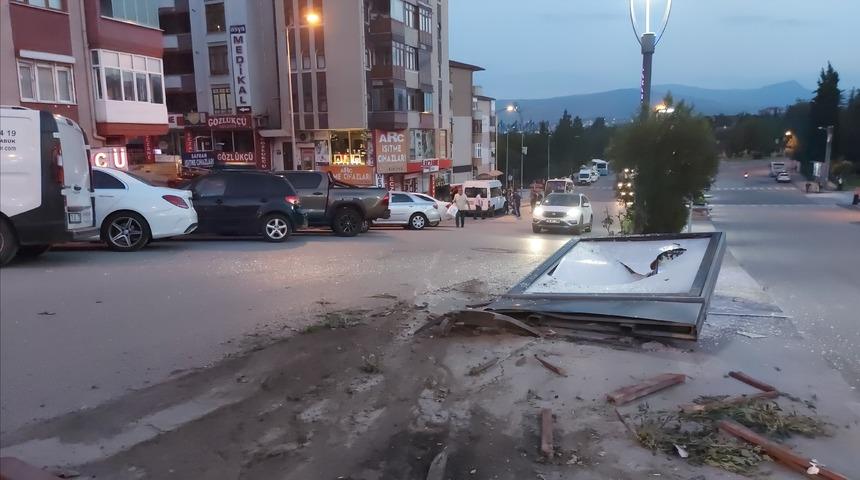 Karabük'te minibüsün refüjdeki reklam panosuna çarpması güvenlik kamerasında