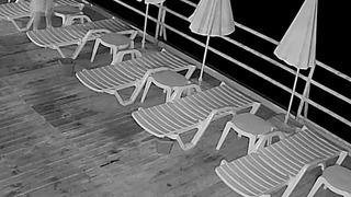 Antalya'da yüzünü havluyla gizleyen kişi, plaj şemsiyelerini denize attı