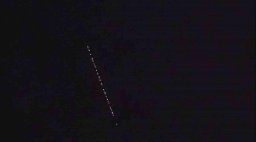 İzmir&rsquo;de g&ouml;ky&uuml;z&uuml;nde g&ouml;r&uuml;len cisimler merak uyandırdı