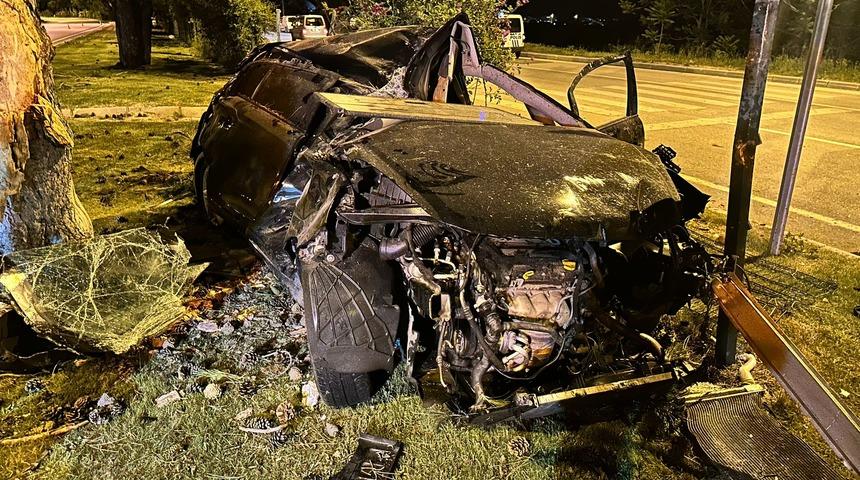 Isparta'da otomobil ağaca çarptı, 2 kişi yaralandı