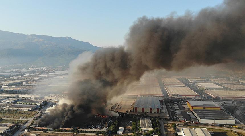 Söndürmek için tüm geceyi ayakta geçirdiler! Manisa'da geri dönüşüm tesisinde dün başlayan yangın bugün de devam ediyor