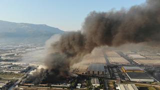 Söndürmek için tüm geceyi ayakta geçirdiler! Manisa'da geri dönüşüm tesisinde dün başlayan yangın bugün de devam ediyor