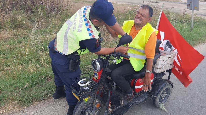 Jandarma, motosiklet sürücülerine reflektif yelek dağıttı