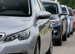 Sıfır otomobil satışında yeni düzenleme geldi ama değişen bir şey yok! Herkes Temmuz, Ağustos’u bekliyor…