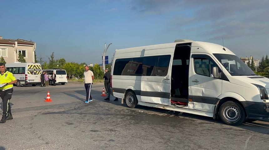 Kocaeli'de işçi servislerinin çarpıştığı kazada 4 kişi yaralandı