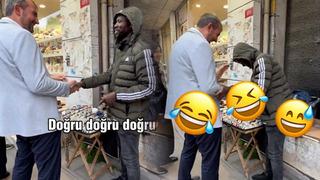 Güngören Belediye Başkanı Bünyamin Demir ile Senegalli saat satıcısı arasında gülümseten diyalog! Sosyal medyada gündem oldu