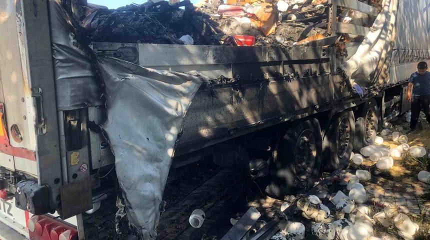 Şoförü uyuyan tır, evin bahçe duvarına çarpınca alev aldı