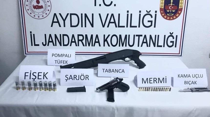 Şüphe üzerine durdurulan şahıslardan silah ele geçirildi