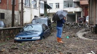 Giresun'da sel ve heyelan! Araçlar çamura gömüldü, vatandaşlar mahsur kaldı