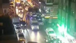 İstanbul'da 2 yaşındaki çocuk 4'üncü kattan minibüsün üzerine düştü! 'Biz çöp zannettik'