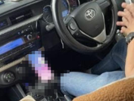 Taksi şoförünün aracı sürerken porno izlediği anları ifşa etti