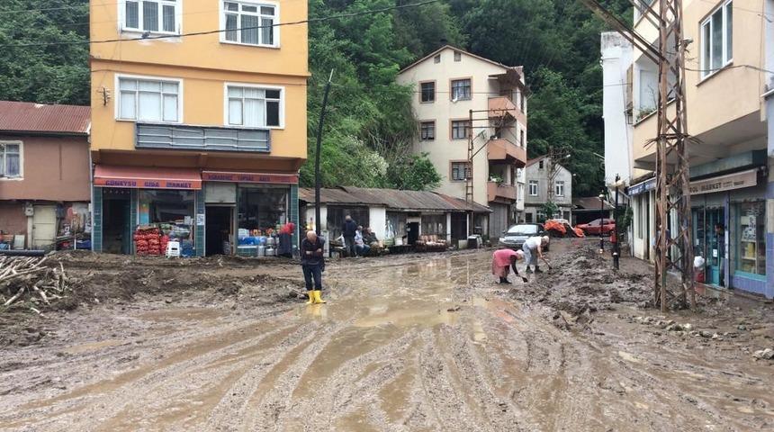Giresun’un Duroğlu beldesinde selin ardından temizlik çalışmaları başladı