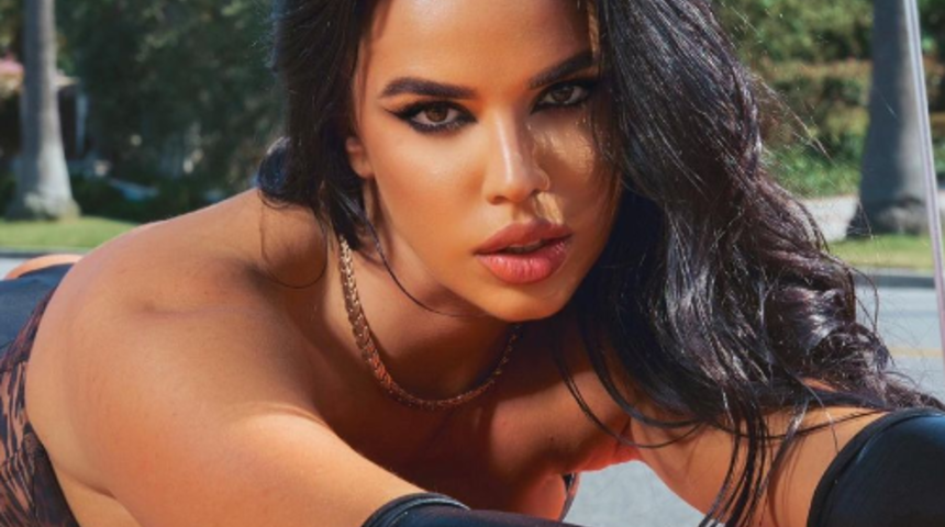 Sosyal medya fenomeni Ivana Knöll, havuzun içinden yaptığı bikinili paylaşımla yazın tadını çıkarttı! Göğüslerini ön plana çıkarttı