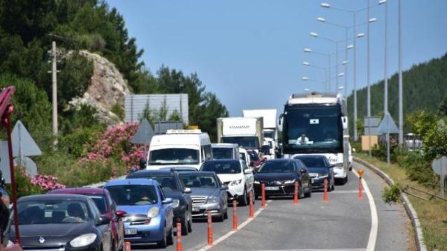Tatilciler akın etti, trafik durma noktasına geldi! Kilometrelerce araç kuyruğu oluştu