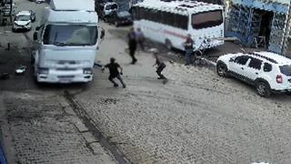 Park halindeyken bir anda harekete geçen tır dehşet saçtı! 2 kişi ölümden saniyelerle kurtuldu... Korku dolu anlar kamerada