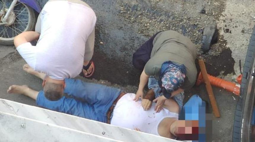 Motosikletliye &ccedil;arpan kadın s&uuml;r&uuml;c&uuml; otomobili bırakıp ka&ccedil;tı! Kaza anı kamerada