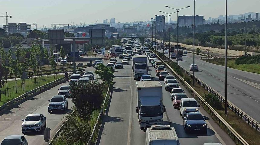 9 günlük tatil için İstanbul'dan 'kaçış' başladı! Yollarda bayram trafiği...