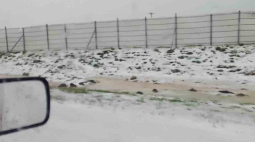 Haziran ayında şaşırtan görüntü! Her yer bir anda beyaza büründü, sürücüler zor anlar yaşadı