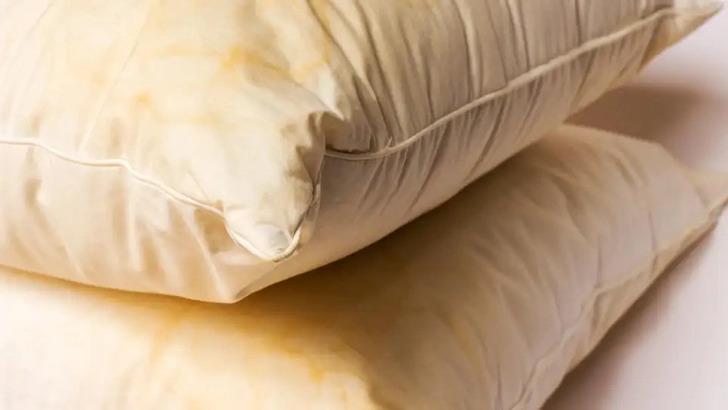 Sararmış yastıklarınız bu yöntemle artık tertemiz! Kar gibi yastıklar için kalıcı çözüm