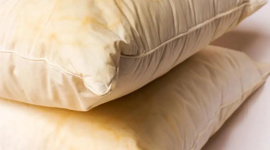 Sararmış yastıklarınız bu y&ouml;ntemle artık tertemiz! Kar gibi yastıklar i&ccedil;in kalıcı &ccedil;&ouml;z&uuml;m