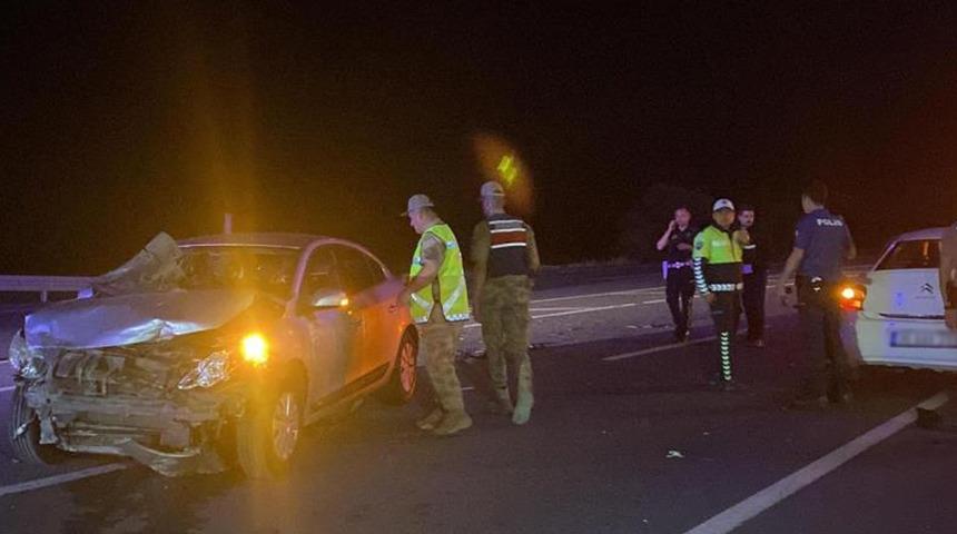 Erzincan'da iki otomobil çarpıştı: 12 yaralı